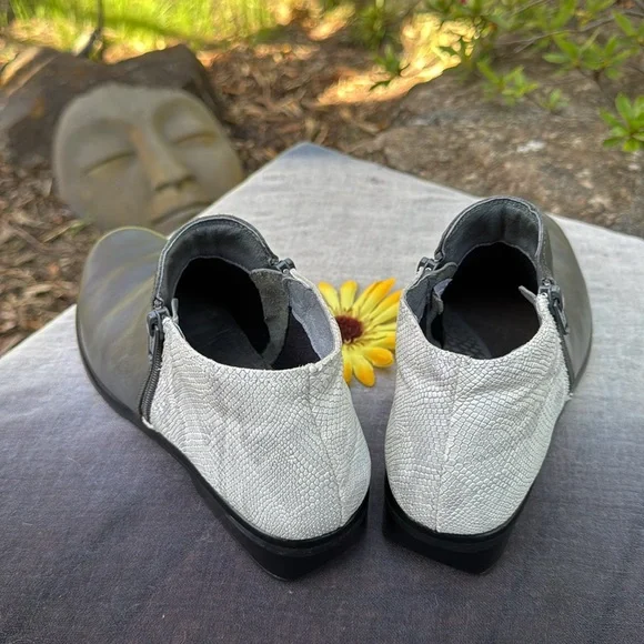 🩷 NAOT; Stylish Ankle Booties in Lt. Gray Snakeskin & Dk. Gray Leather; Sz. 7.5 - Picture 4 of 9